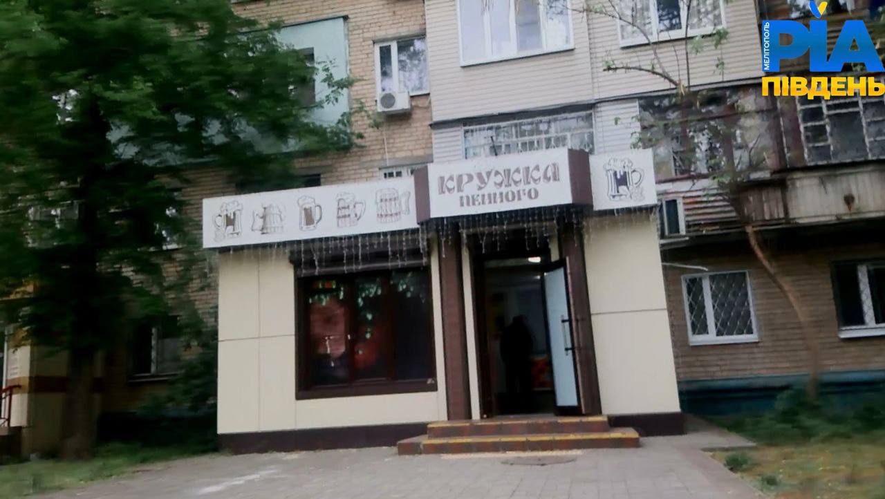 В Мелитополе известный магазин оккупанты превращают в очередной кабак  5